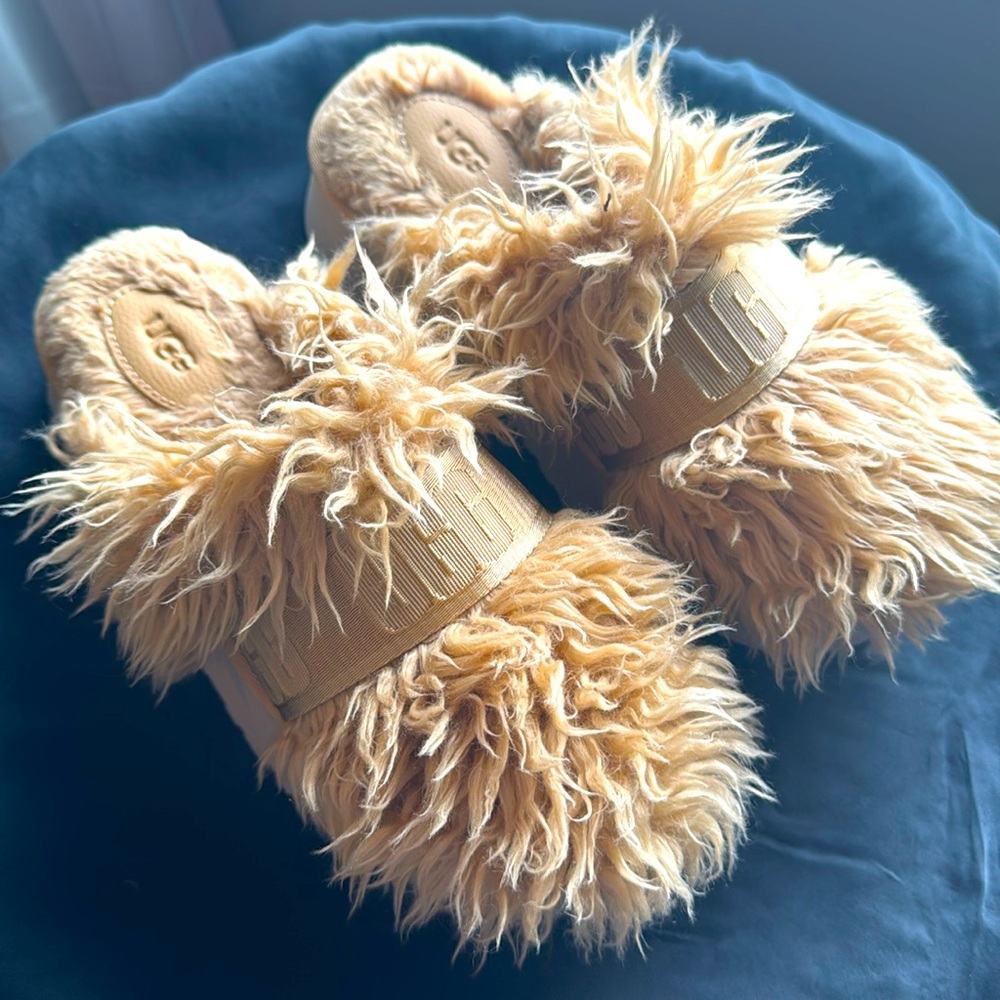 UGG Fluff Momma Sugar Slide - LIKE NEW! Worn Once Indoors